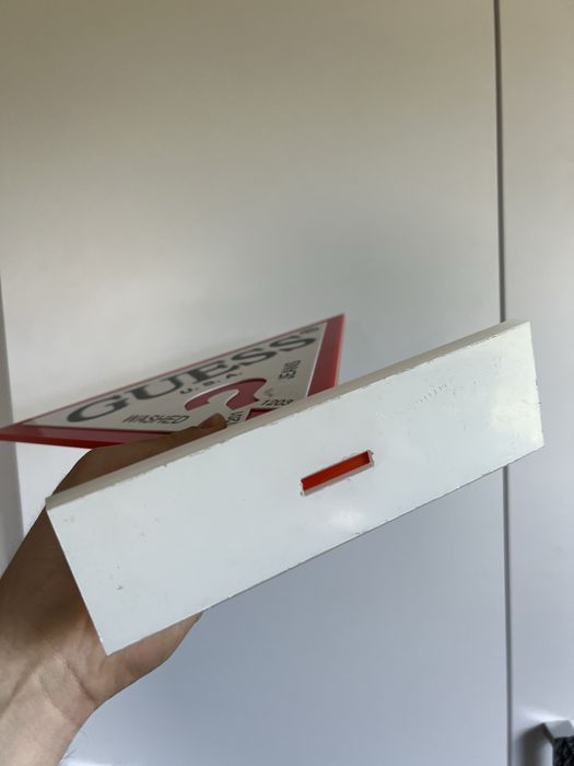 Trojwymiarowy model marki guess, tabliczka, stojak