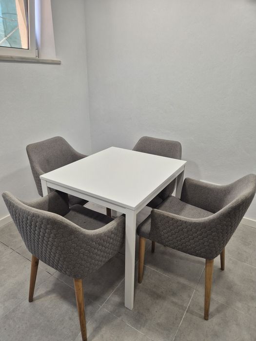 Mesa estensivel + 4 cadeiras
