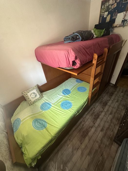 Vendo cama de madeira maciça