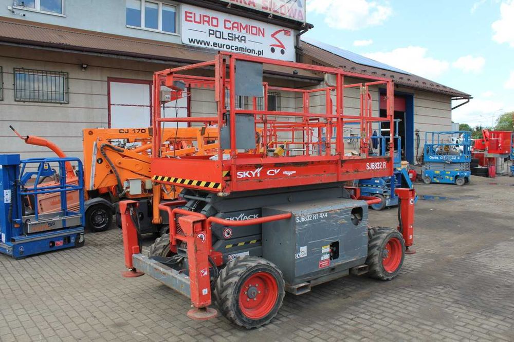 podnośnik nożycowy Skyjack SJ6832RT diesel zwyżka 12 m terenowy 4x4 z podporami spalinowy genie 3268 haulotte 12dx jlg 260 mrt