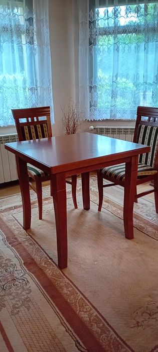 Stół z 4 krzesłami. Nie używany, jak nowy. Super jakość