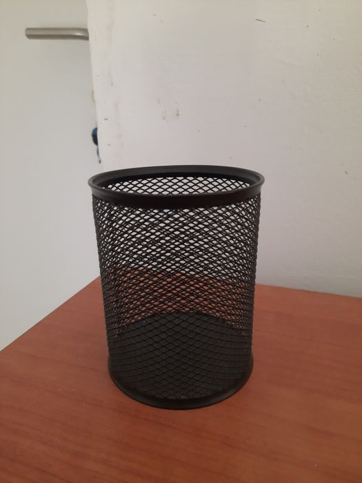 Estou a vender suporte de lapis para colocar ne uma mesinha preta nova