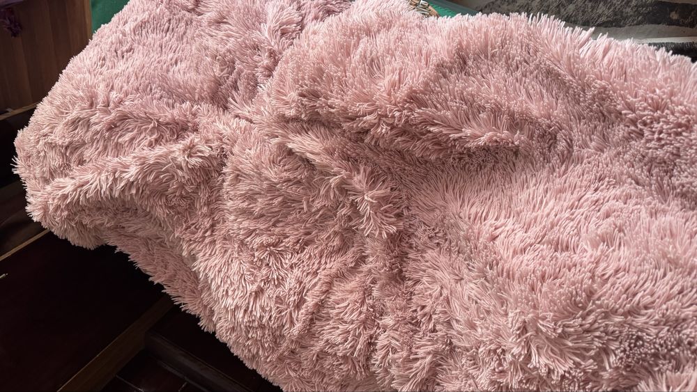 Рожевий плед на ліжко