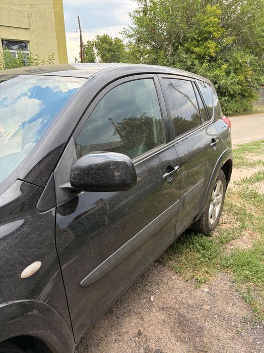 Продаю автомобіль Toyota rav4 2006року. Машина в робочому стані, все працює. Деталі по телефону.