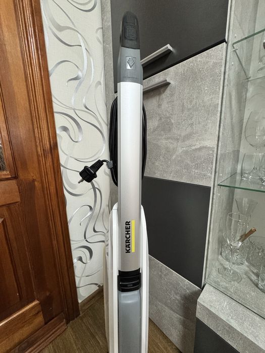Миючий пилосос (підлогомиюча машина) Karcher