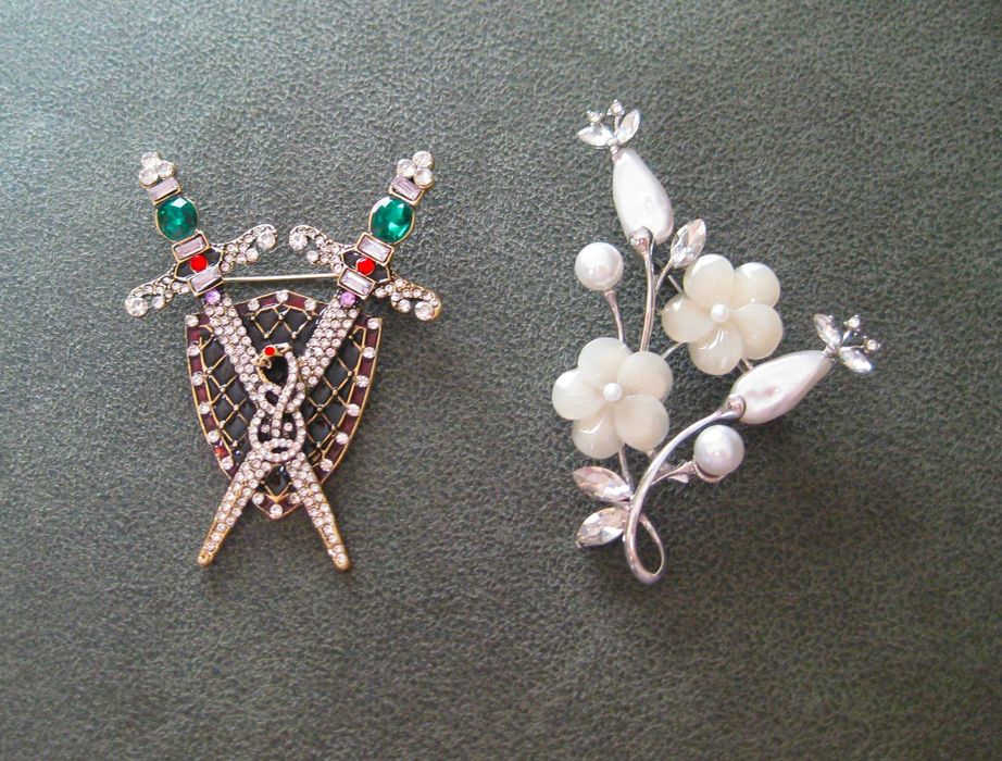 Alfinete / Broche / Pregadeira Escudo Espadas Cruzadas Templarios NOVO