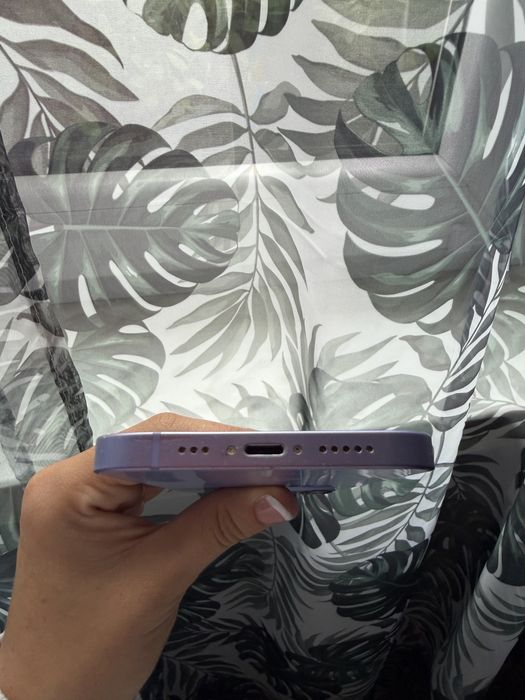 Zadbany IPhone 12