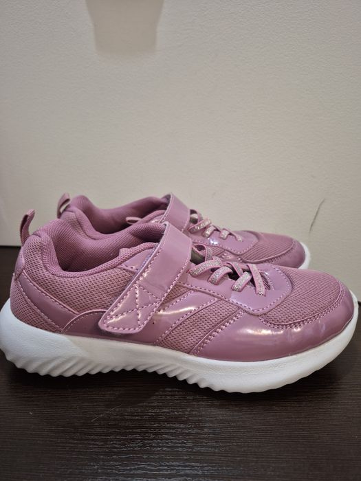 Легкі кросівки на дівчинку