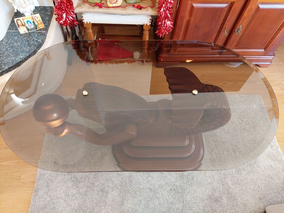 Mesa de centro de vidro com sereia de madeira