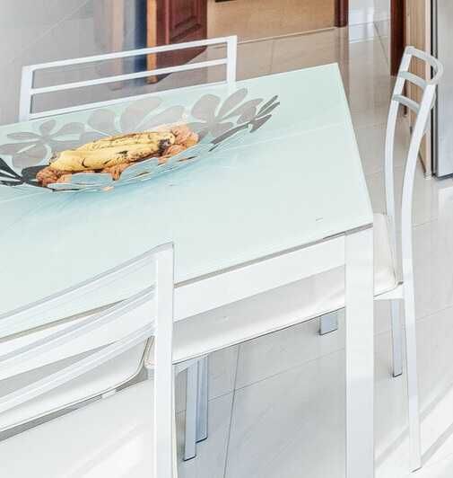 Mesa de cozinha com tampo em vidro + 4 cadeiras