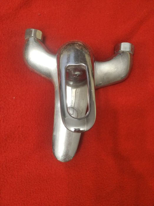 Смеситель для ванны.