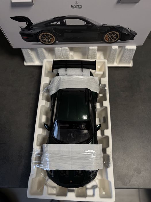 Продам коллекционную модель Porsche 911 GT3RS 1:12