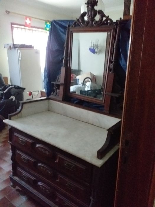 Móveis antigos em bom estado