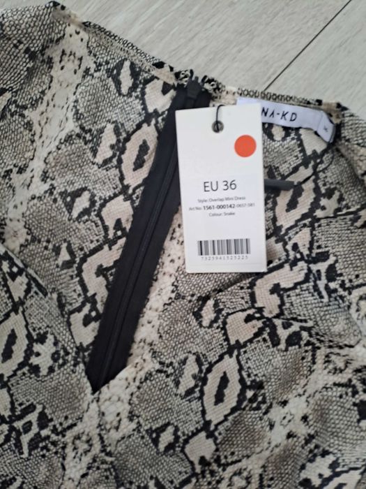 : Sukienka mini wężowy wzór animal print NA-KD – wiązana, falbanka