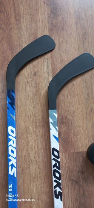 Dwa kije do hokeja piłka oraz krążek dla dziecka