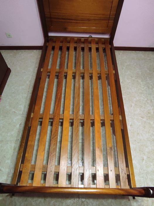 Cama de Solteiro e mesinhas de cabeceira em madeira maciça de freijó