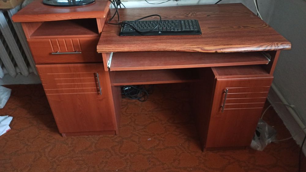 Стіл комп'ютерний кльовий