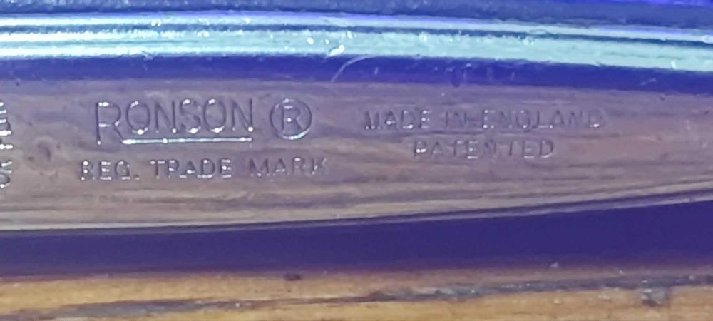Isqueiro vintage Ronson Adonis envolto em couro