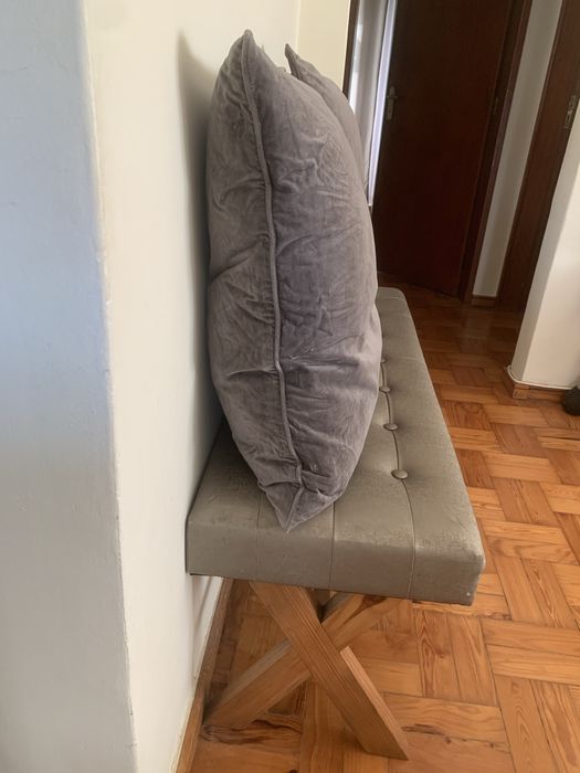 Par de almofadas grandes em veludo cinzento. O preço é do par.