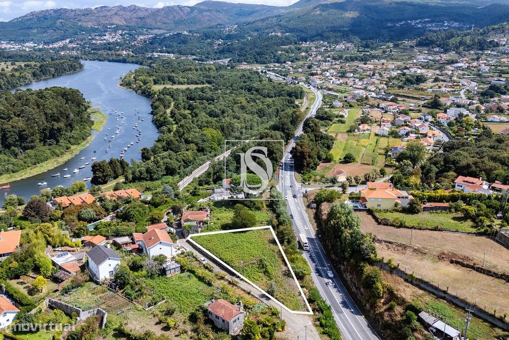 Terreno com 1381 m², junto ao Rio Minho, em Vila Nova de Cerveira