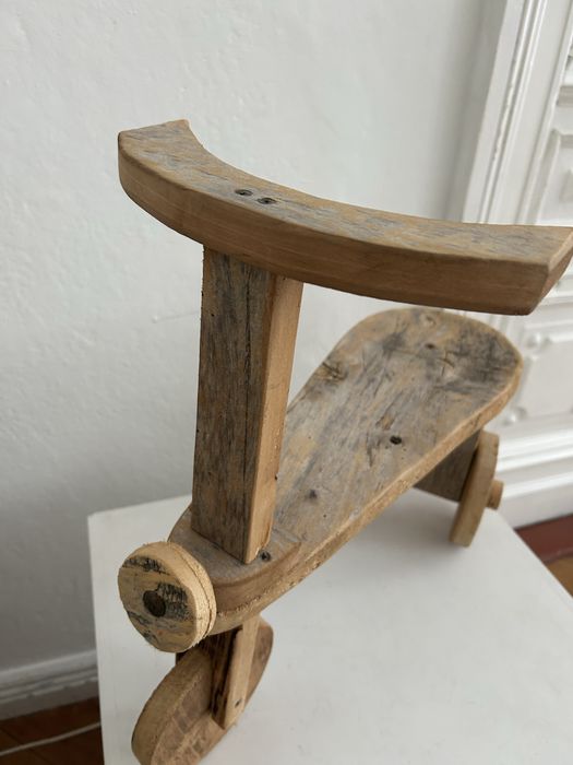 Drewniany rowerek, rekwizyt do sesji