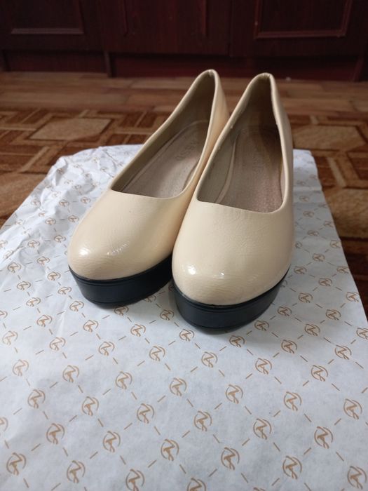 Туфлі на низькій танкетці