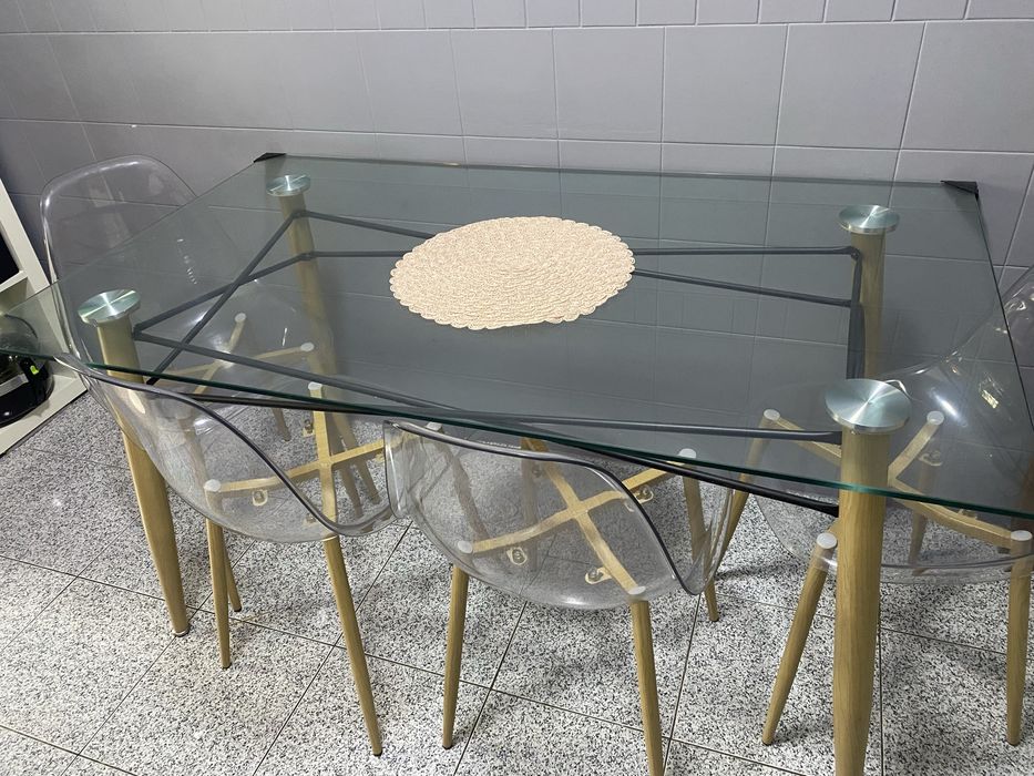 Mesa de cozinha com cadeiras
