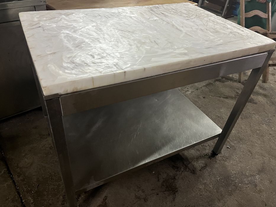 Mesa em inox com prateleira e tampo em Polipropileno