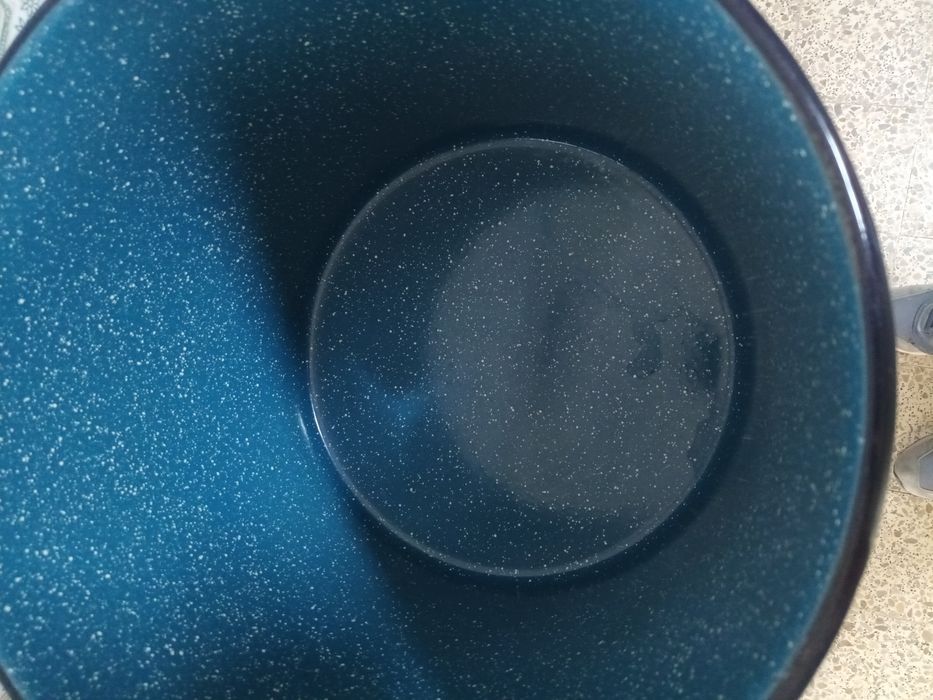 Duas panelas grandes em esmalte