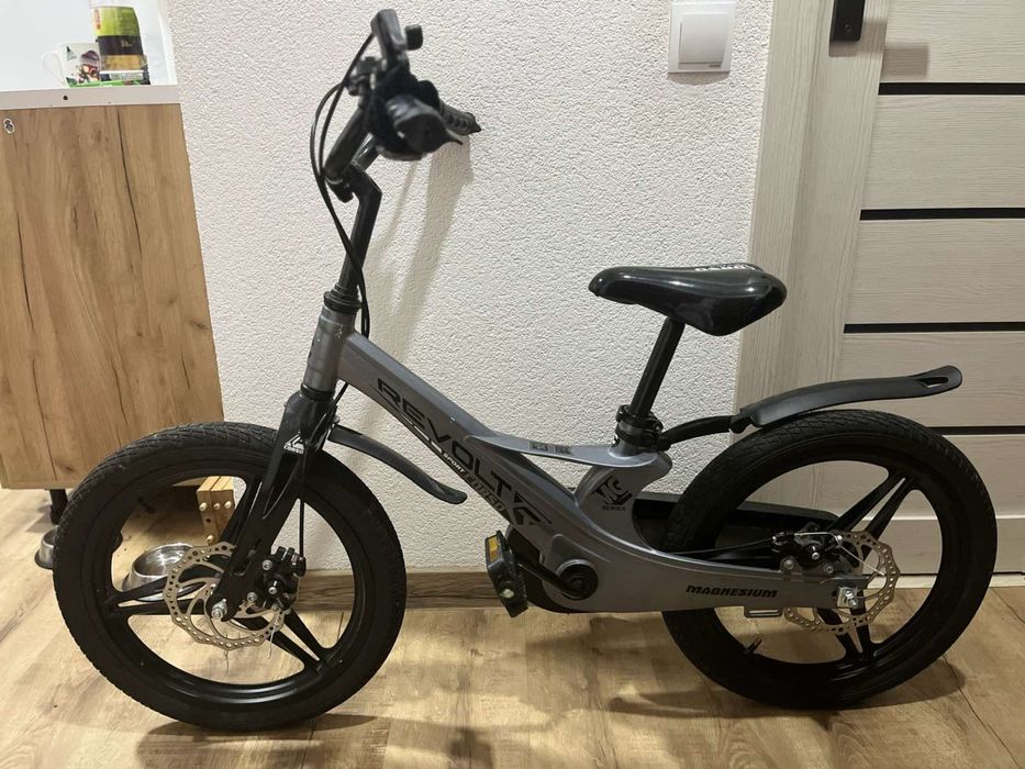 Продам дитячий велосипед Revolt