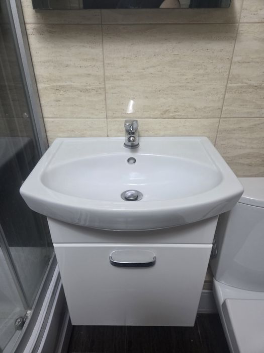 Umywalka z szafką wiszącą