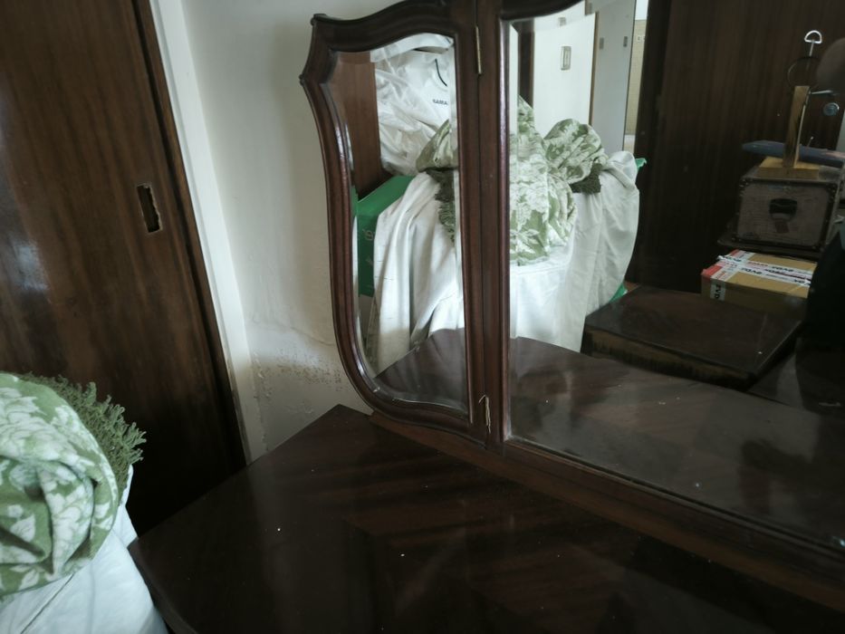 Cómoda e mesas de cabeceira antigos