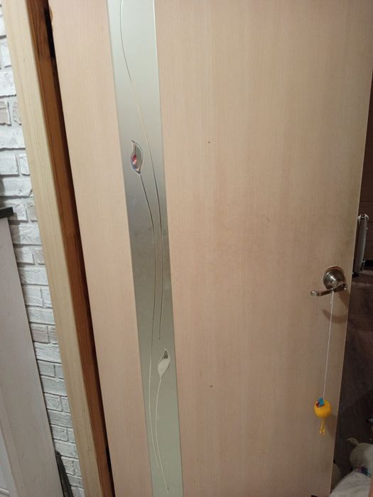 продам межкомнатную дверь б/у с коробкой без порога