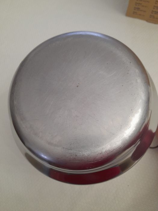Balde de gelo em inox
Tem 19 cm de diametro e 19 cm de