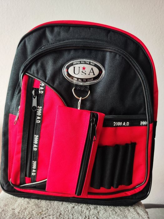Mochila Escolar/ Infantário, preta e vermelha  com muitos bolsos exteriores e emblema USA