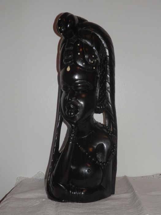 Busto em ébano africano