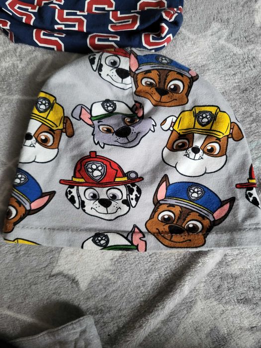 4czapki chłopięce oraz apaszka