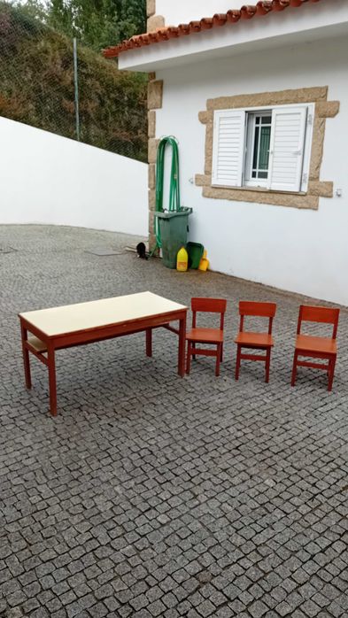 Cadeiras e mesa infantil