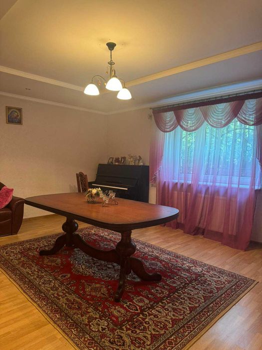 Житловий будинок та земельна ділянка 10 сот., м. Жовква