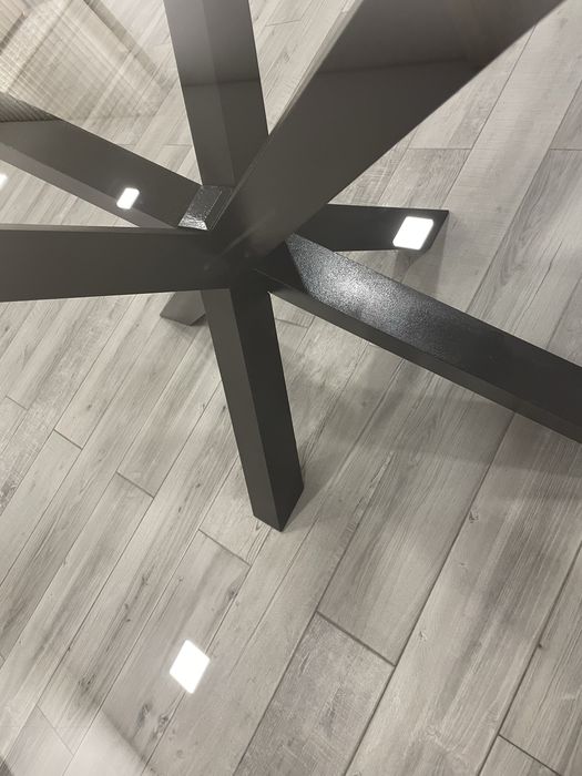 Mesa  de vidro e pernas de madeira  na cor nogueira