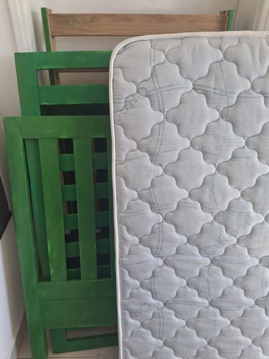 Cama de bebé com colchão