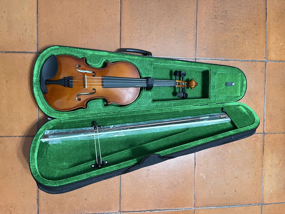 Vende se Violino 4/4 GEMMA usado uma unica vez,  acompanha Arco, Ombreira e resina.