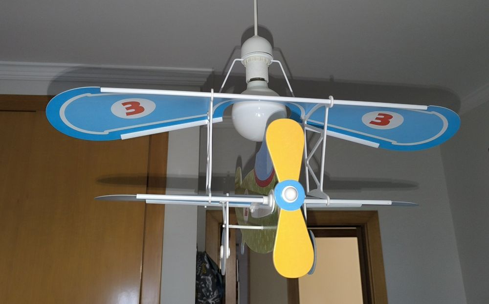 Candeeiro avião criança