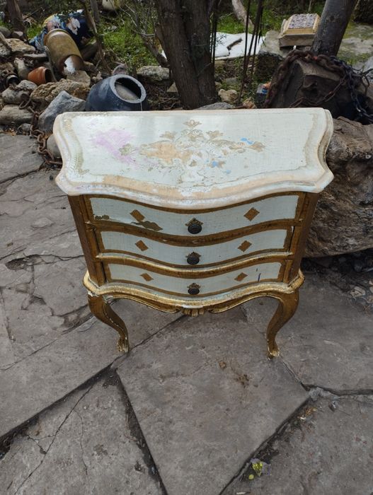 Продам.  Ст аринный под реставрацию