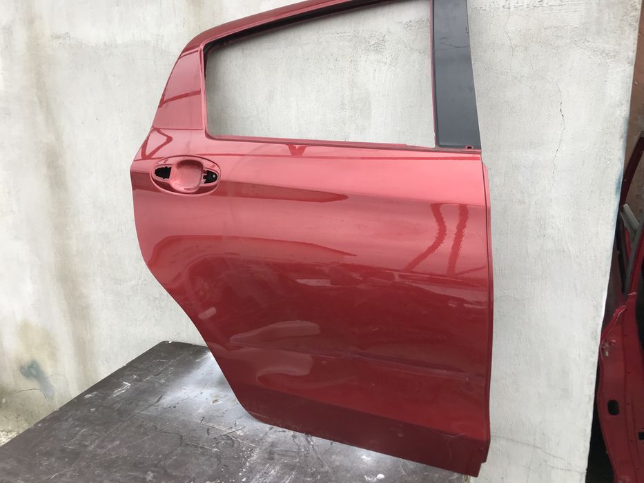 Двери Тойота Ярис Toyota Yaris Active 2020 год.