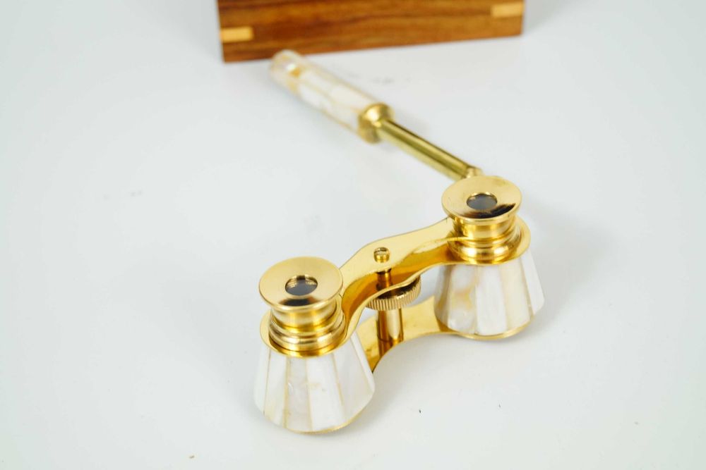 Mosiężna lornetka teatralna perłowo złota drewniane pudełko