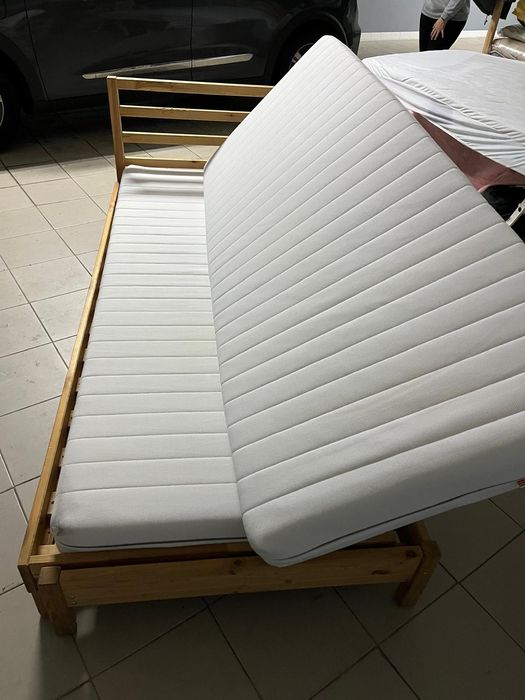 Cama dupla (2 colchões individuais) / sofá