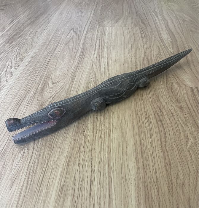 Corcodilo Esculpido em Madeira