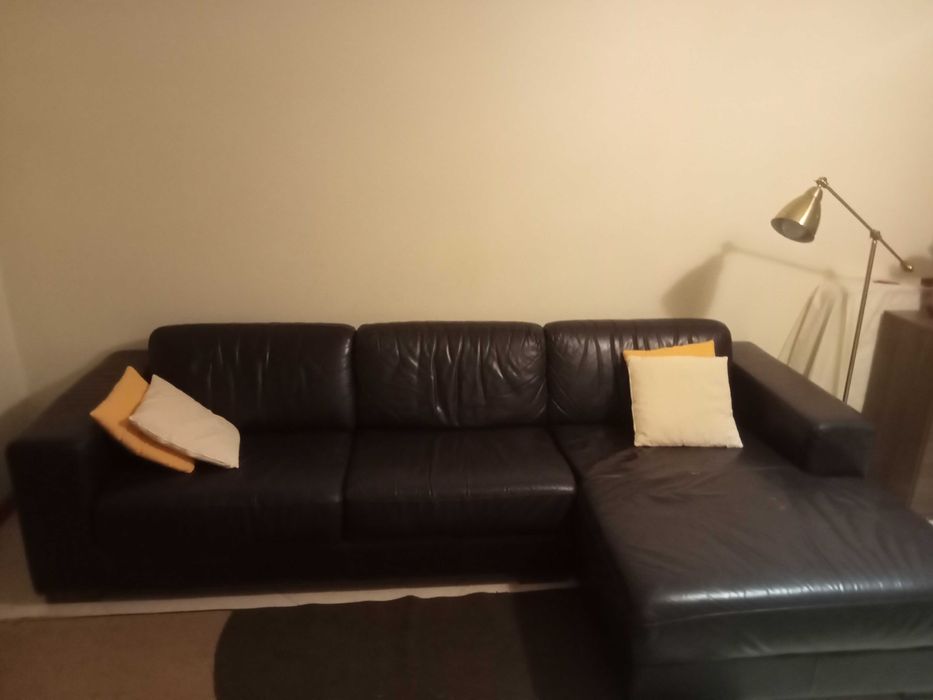 Sofá preto de pele em bom estado