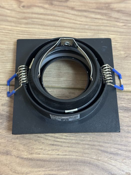 Два вбудованих світильники Feron DL6140 з лампою типу GU5.3 .